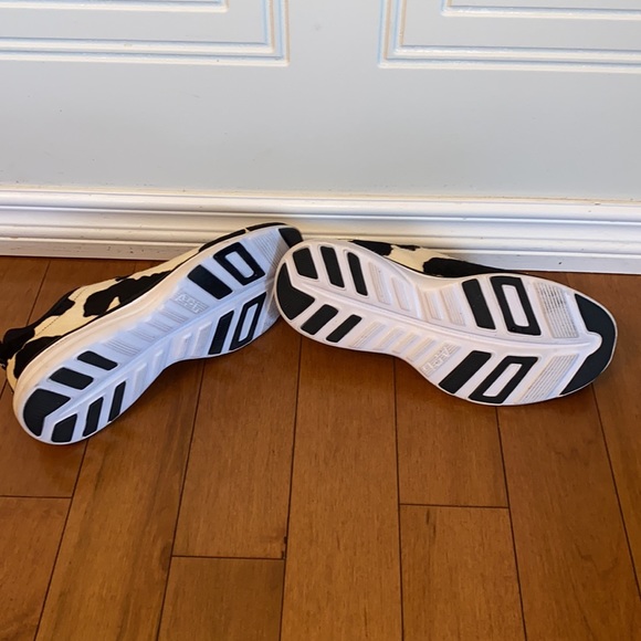 APL Iconic Phantom Black / White / Cow Running Shoes - Picture 10 of 10